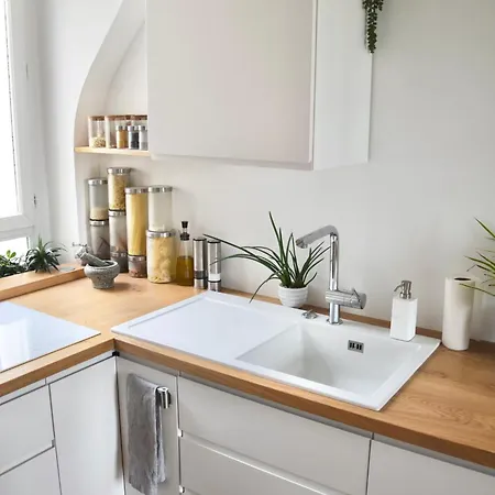 Апартаменты Atypical Charming In Central Le Marais *