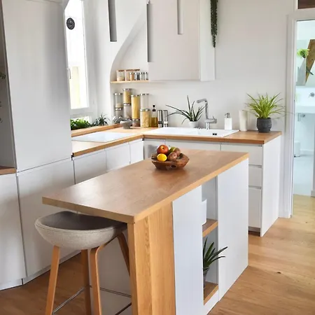 Апартаменты Atypical Charming In Central Le Marais Париж